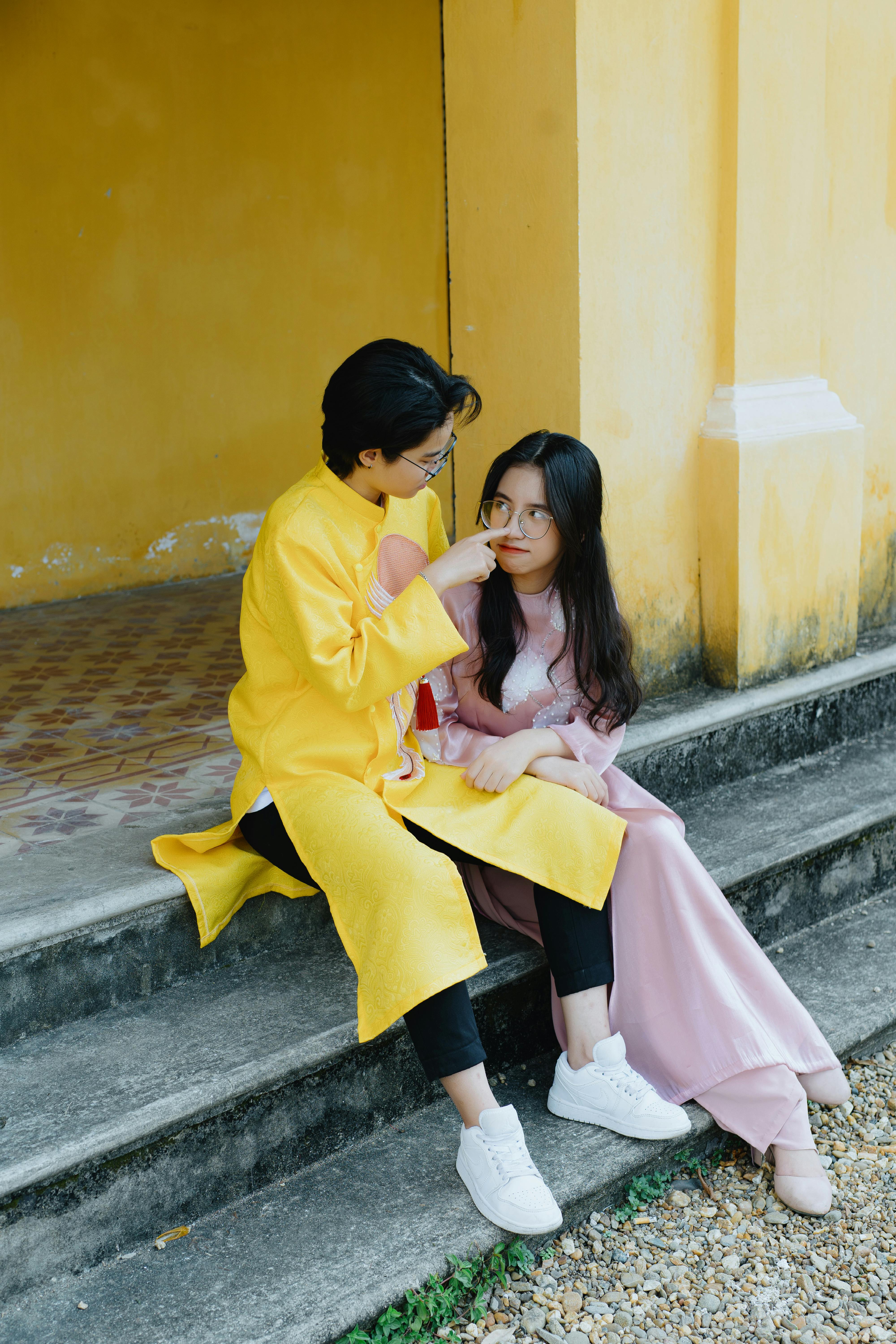 껴안기, 남자, 노란색의 무료 스톡 사진