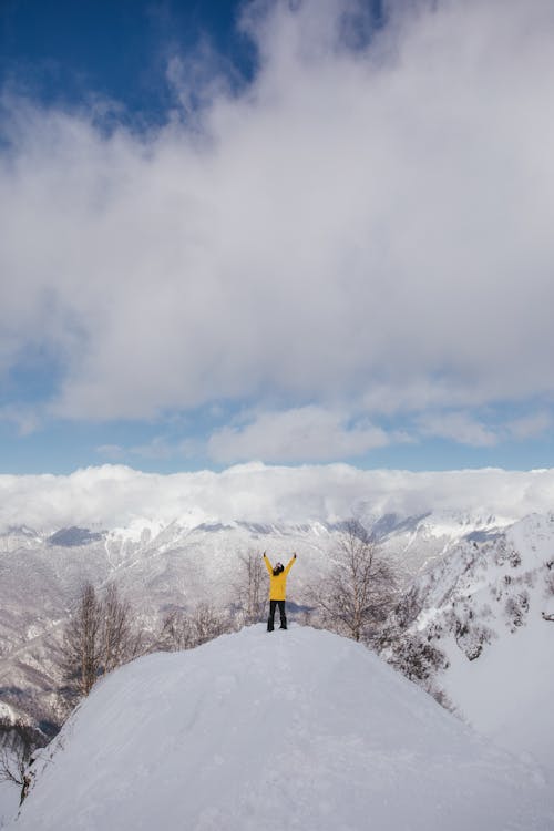 Бесплатное стоковое фото с вертикальный выстрел, вершина горы, голубое небо