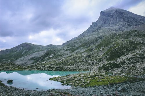 水体附近的山