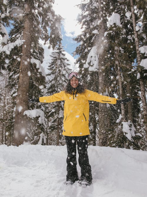 Immagine gratuita di abbigliamento invernale, alberi coperti di neve, braccio alzato