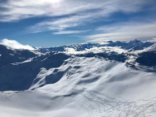 Foto d'estoc gratuïta de cel blau, colors brillants, esquí
