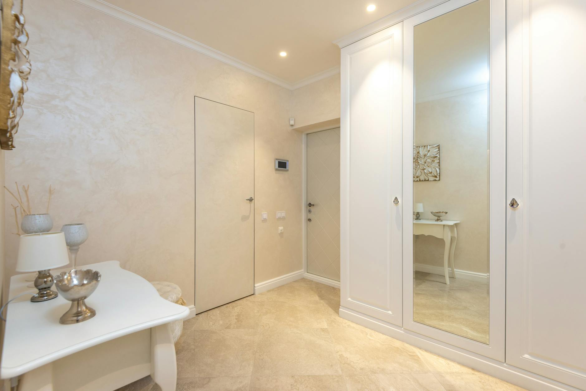 Table Lamps On A Console Table In An Entryway With A Mirror And Artwork, Creating A Warm And Inviting Atmosphere