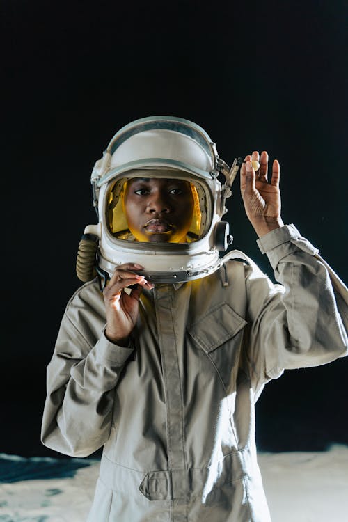Foto profissional grátis de 3x4, afro-americano, astronauta