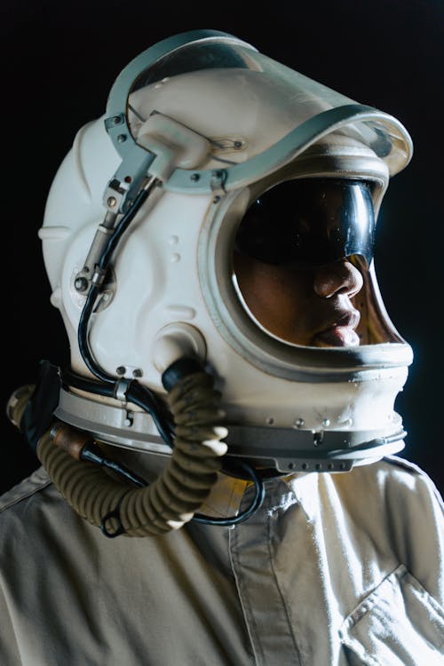 Foto gratuita di astronauta, casco, cosmonauta, foto ritratto, ritratto,  tiro verticale, tuta spaziale