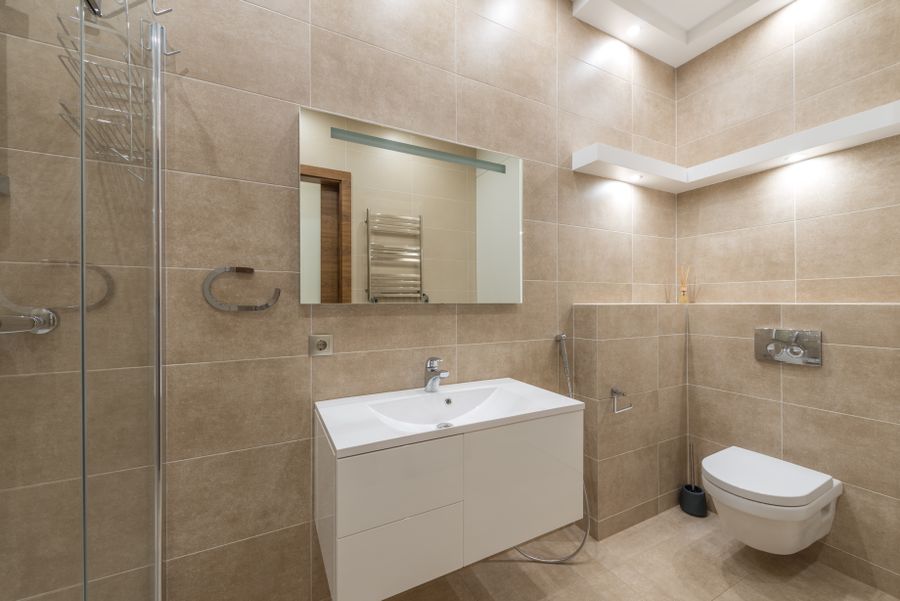 Beautifully tiled modern bathroom