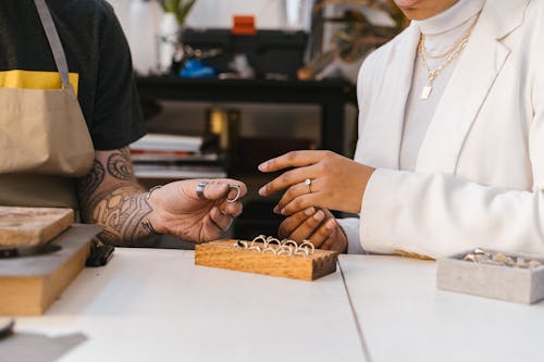 Foto stok gratis buatan tangan, cincin, kaum wanita