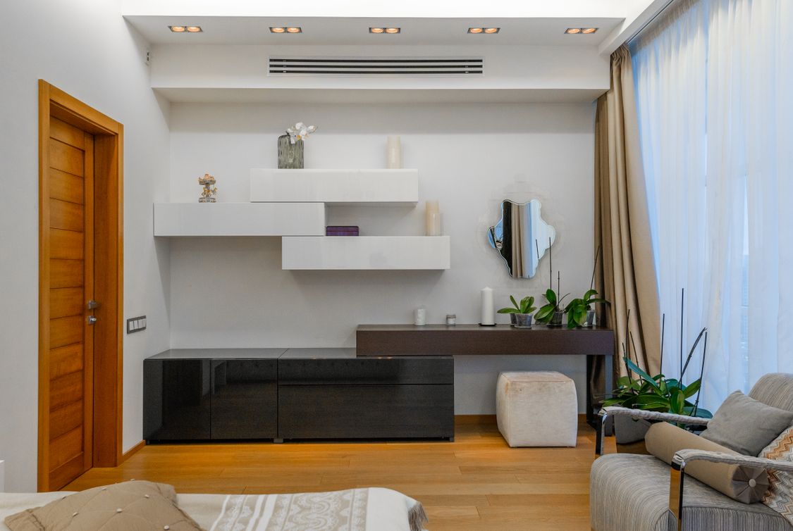 Senior Downsizing Checklist: Where to Start 2 A tidy living room with shelves, plants and clear walking space