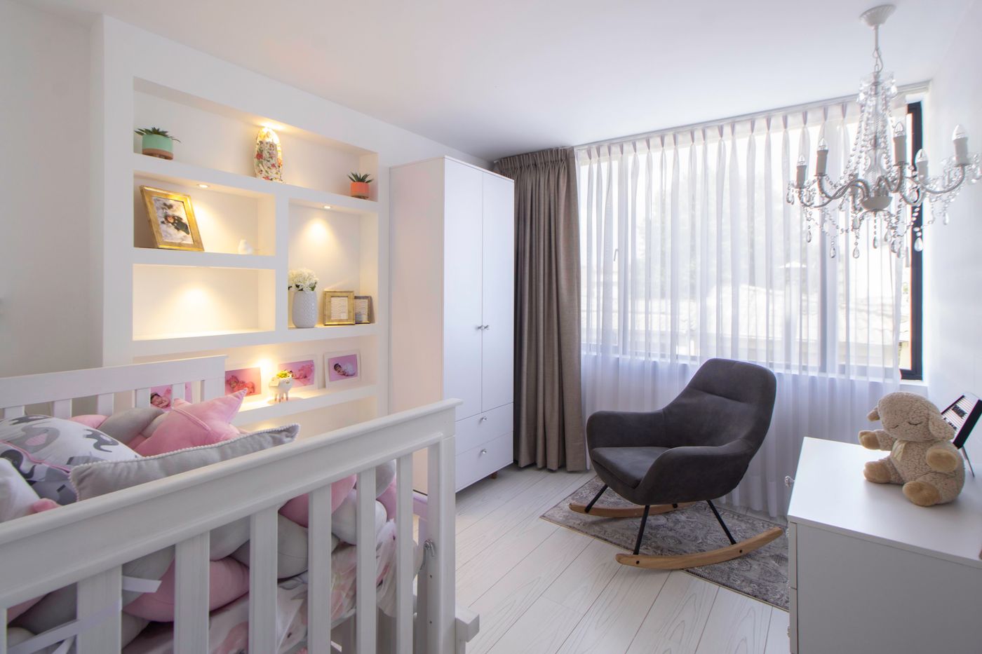 Habitación infantil ordenada con iluminación ambiental suave