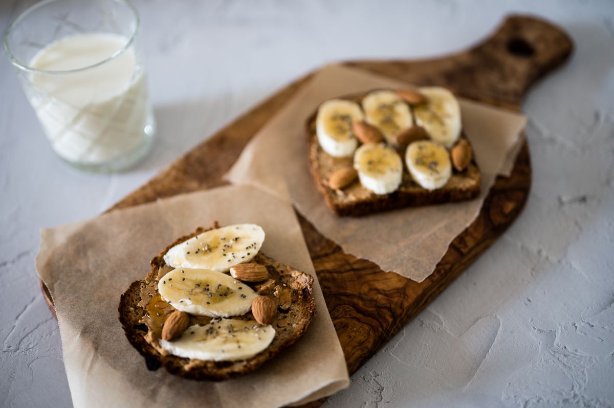 Pão com banana, amêndoas e sementes