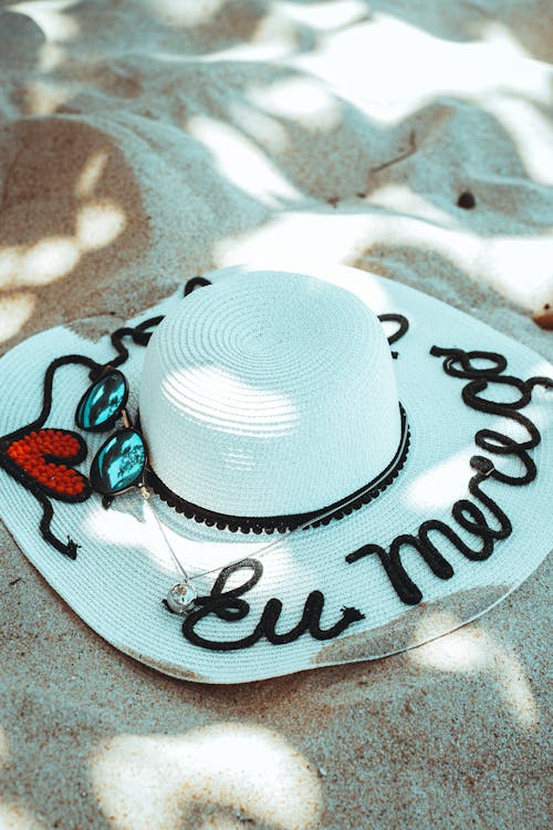 Ilmainen kuvapankkikuva tunnisteilla aurinkoinen päivä, hattu, hiekka