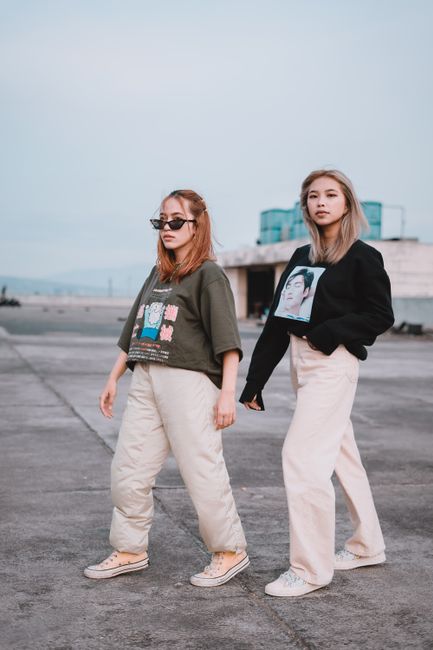 Mặc đồ đôi với bạn bằng quần trắng, phía trên thì nghịch chút họa tiết 😎
#hômnaymặcgì #cream #pants #sweatshirt