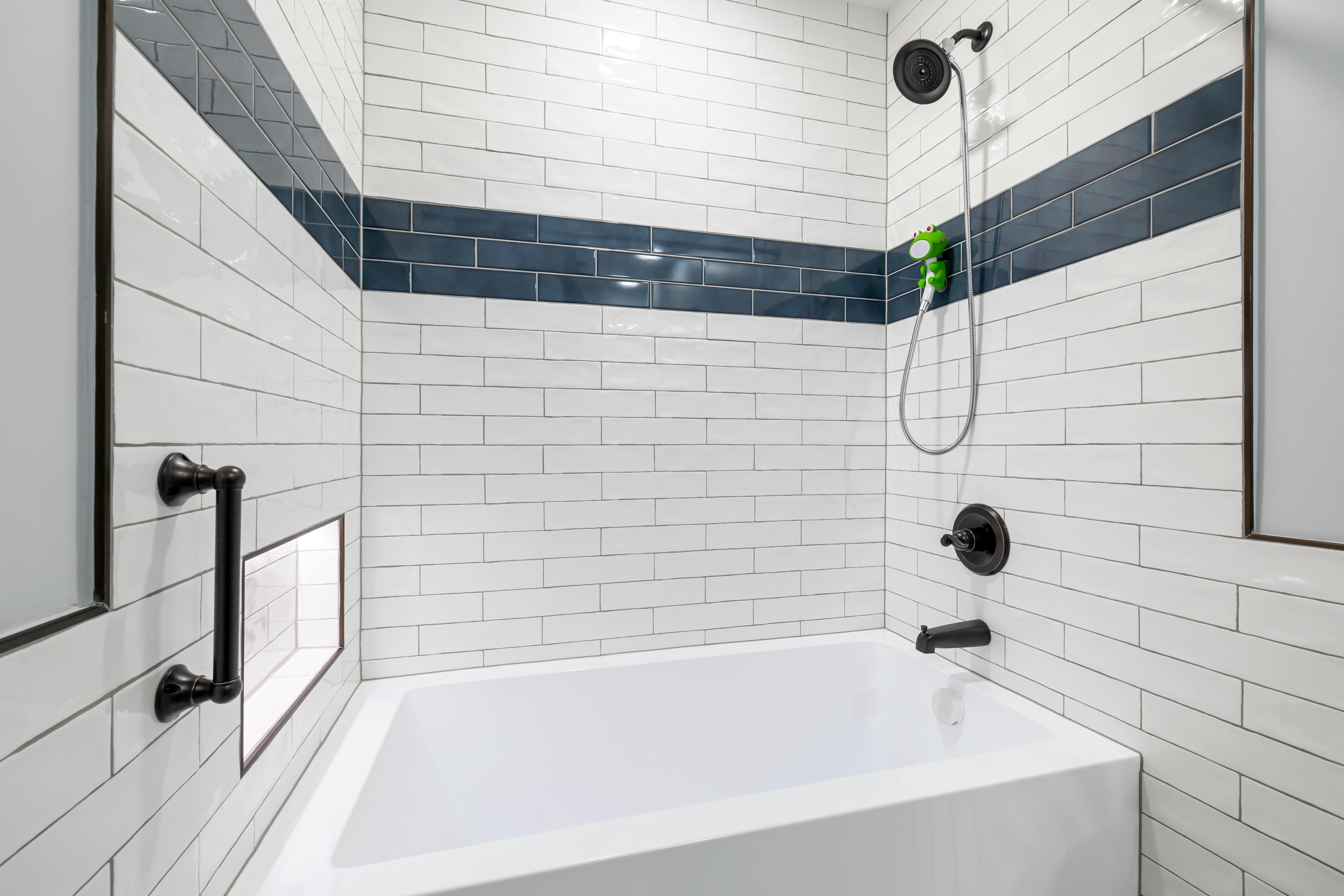 ¿Cómo se limpian los azulejos de la ducha sin fregar?