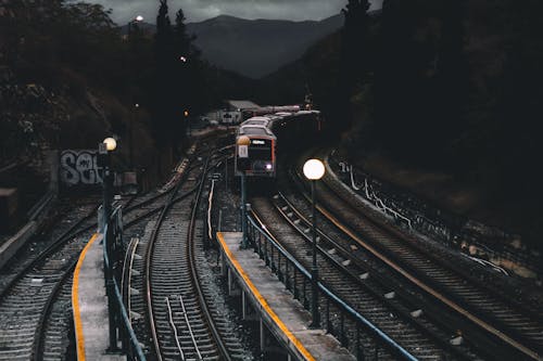 Free Entrenar En Ferrocarriles Durante La Noche Stock Photo