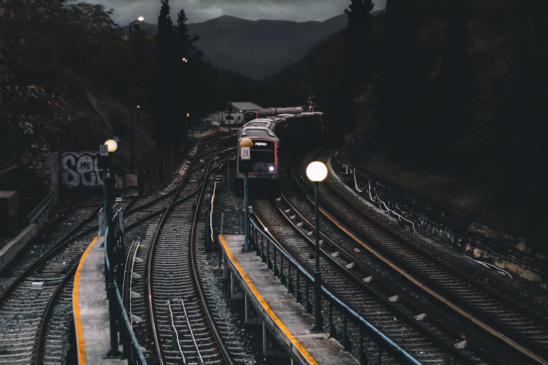 夜間の鉄道列車