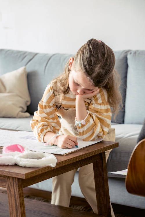 Free Focused girl drawing picture at home Stock Photo