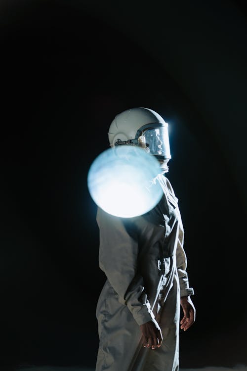 bezplatná Základová fotografie zdarma na téma astronaut, černé pozadí, helma Základová fotografie