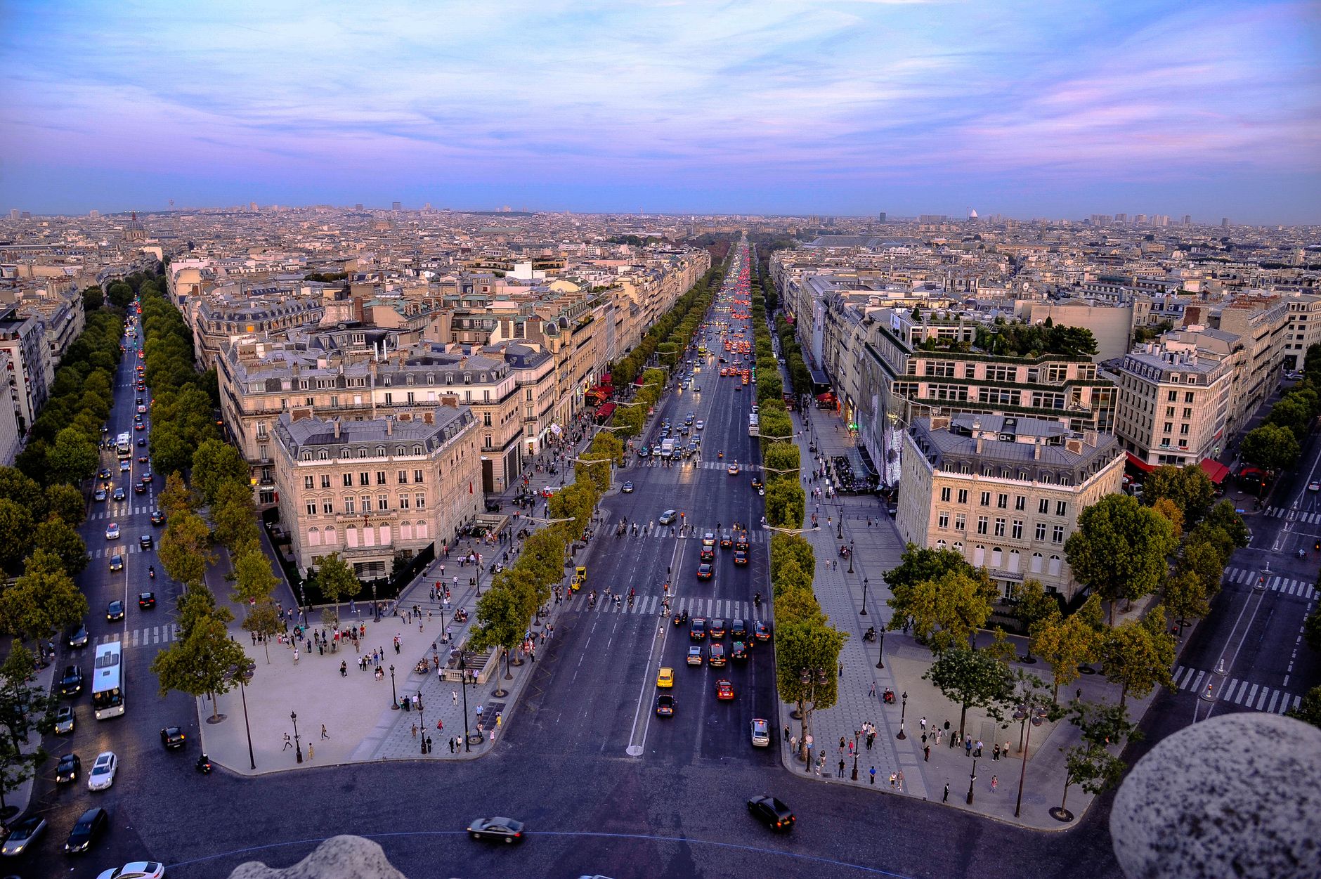 Paris'te Champs-Élysées Caddesi'nde toplanan kalabalık