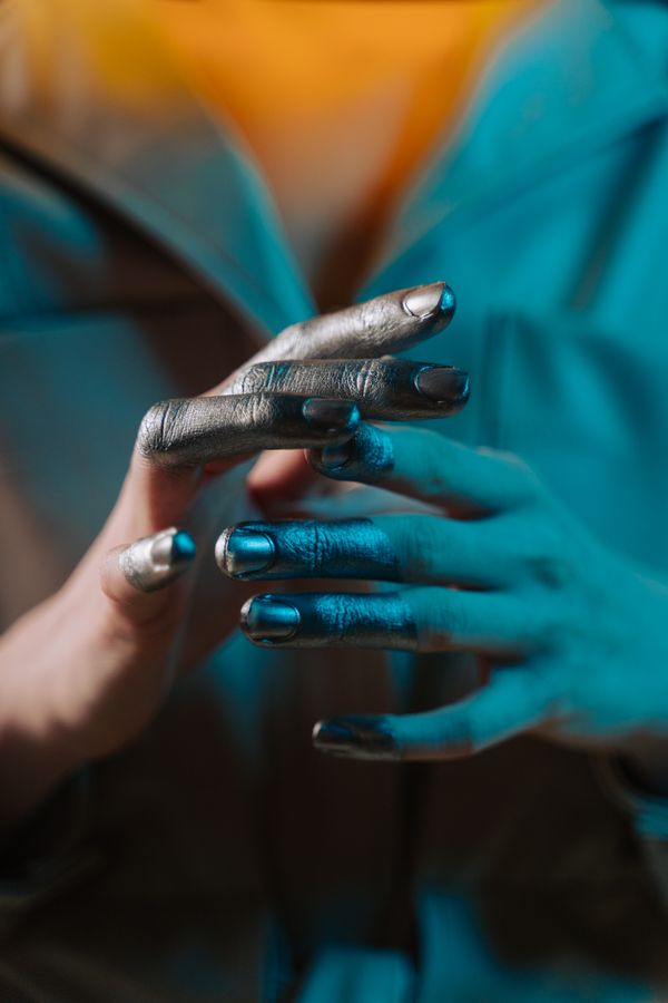 Silver mirror chrome manicure
