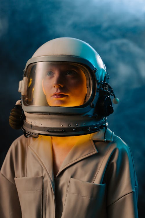 bezplatná Základová fotografie zdarma na téma astronaut, helma, kosmická žena Základová fotografie