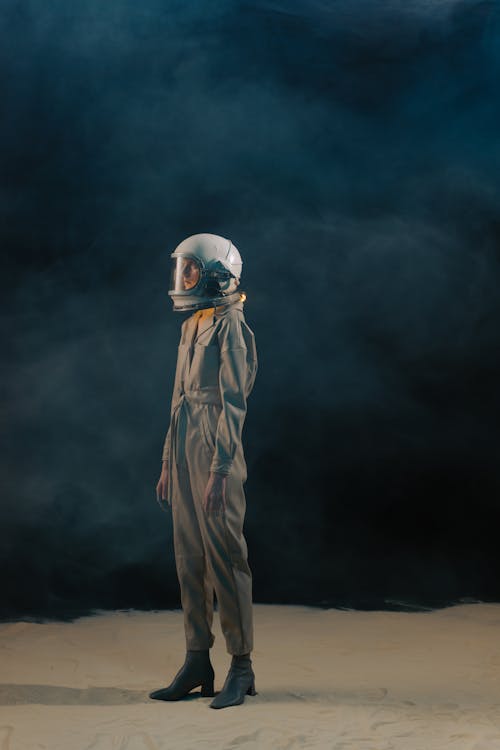 Foto profissional grátis de astronauta, capacete, exploração