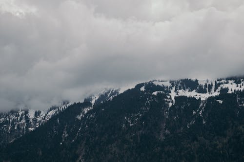 Montanha Coberta De Neve Sob Céu Nublado