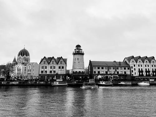 Free Grayscale Photo of Buildings Near Boats Stock Photo