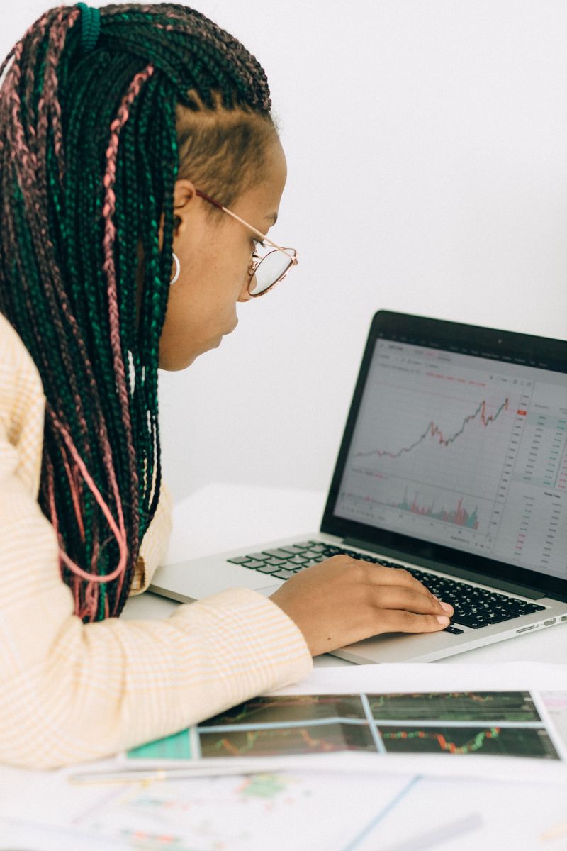 Frau analysiert Finanzdaten auf Laptop