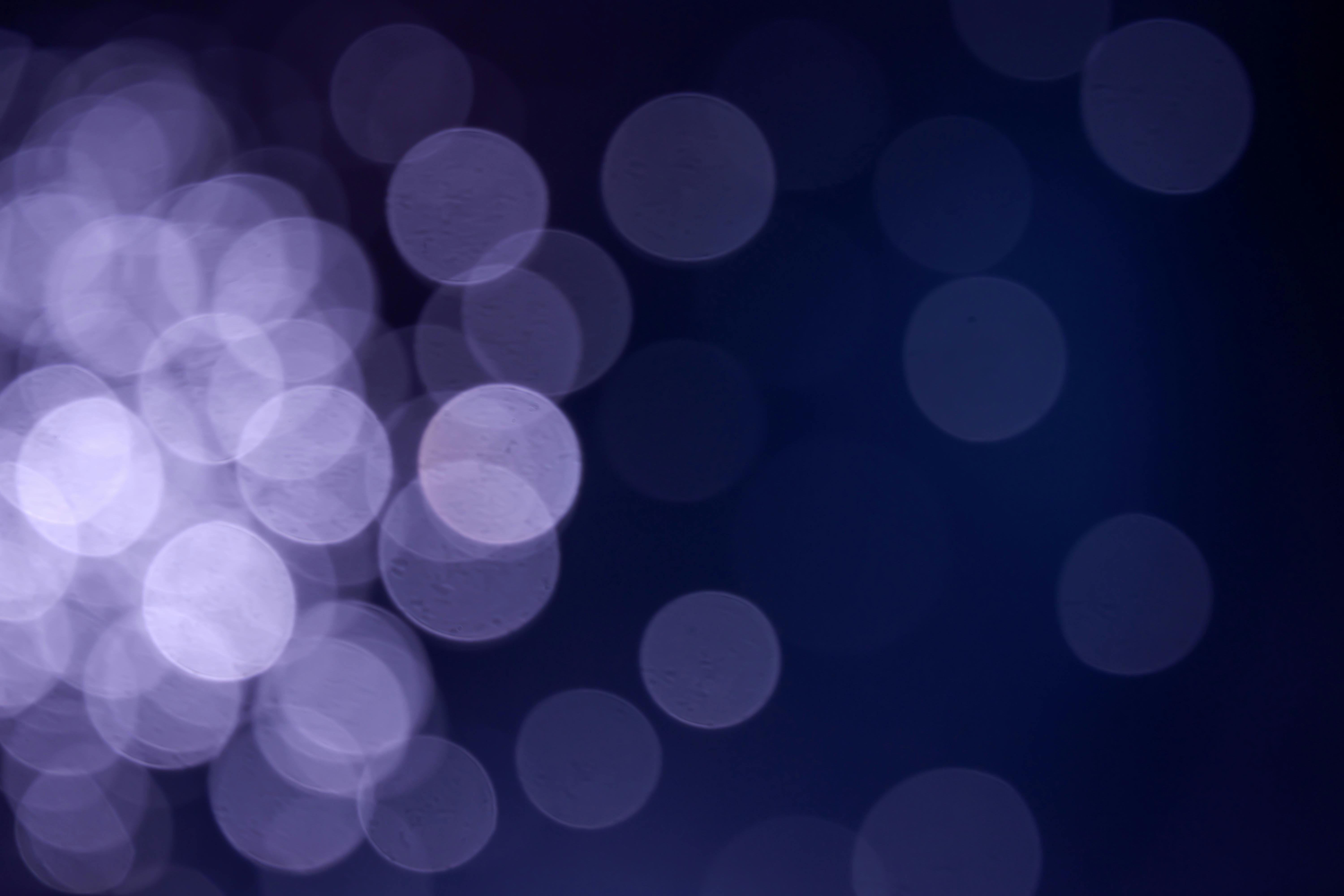 Carro elétrico moderno sendo carregado