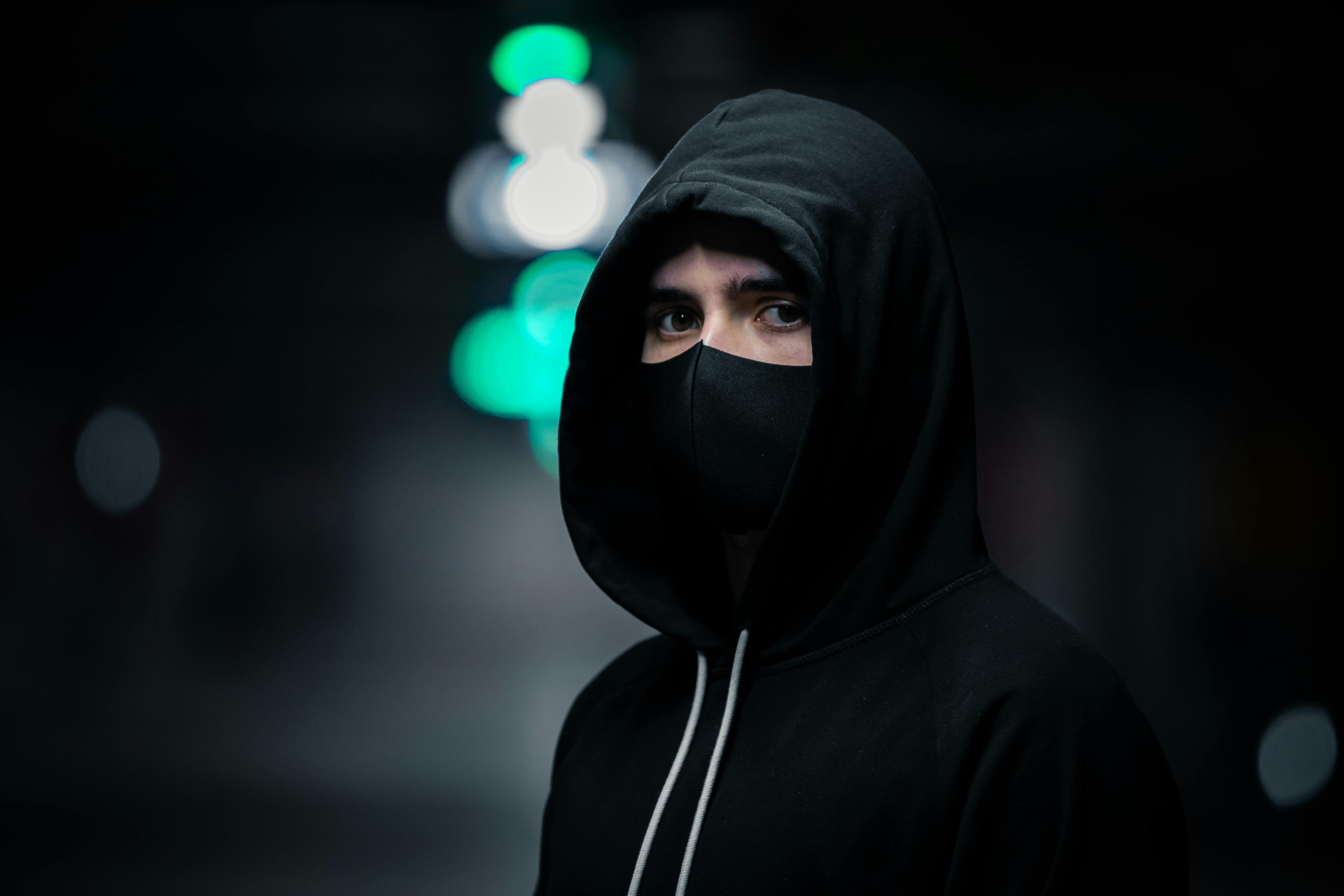 Comedia de enredo Virgen acuerdo Person in Black Hoodie Wearing Black Mask · Free Stock Photo