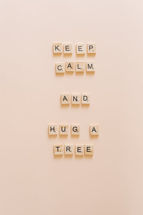 Gratis stockfoto met beige achtergrond, blijf kalm en knuffel een boom, brieven