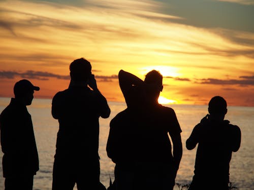 Fotobanka s bezplatnými fotkami na tému ľudia, oceán, západ slnka