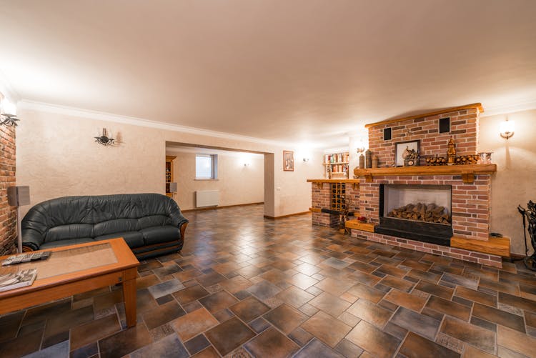 Spacious Living Room In Traditional Style