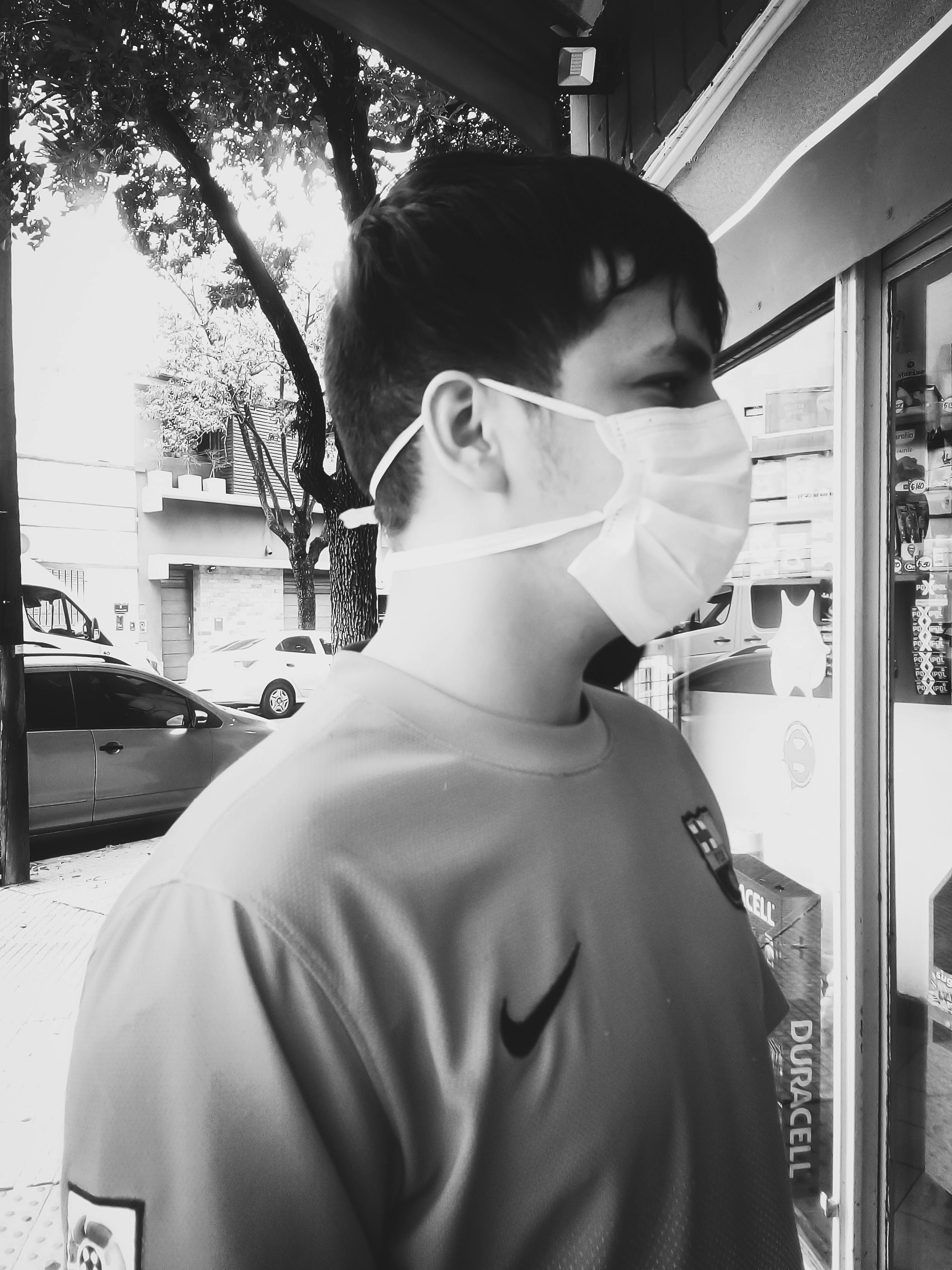 Un bol blanc de bicarbonate de soude à côté d'une baignoire.