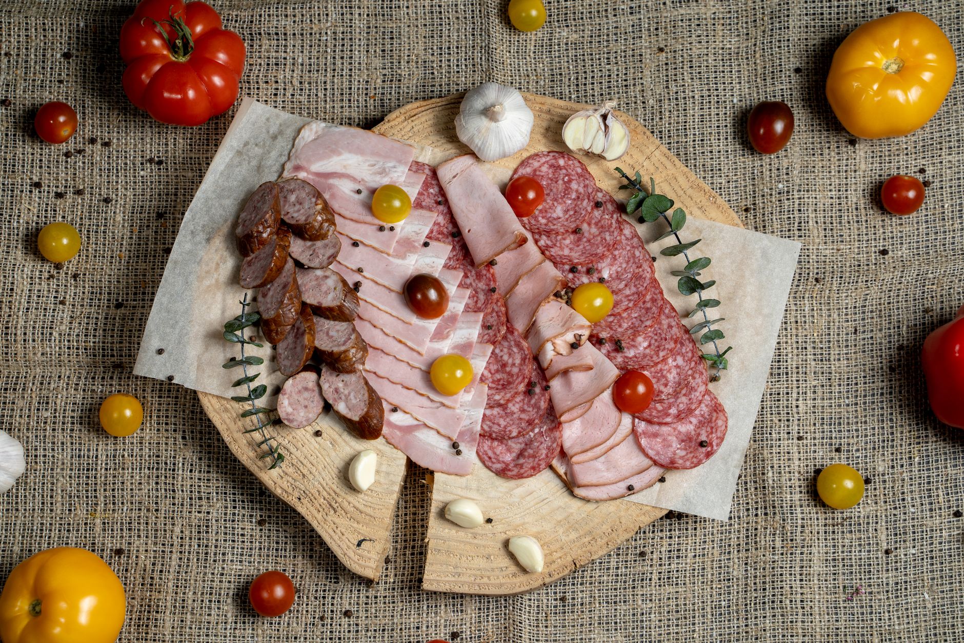Carne congelada envasada Paquetes de carne congelada bien sellados y etiquetados en un congelador.