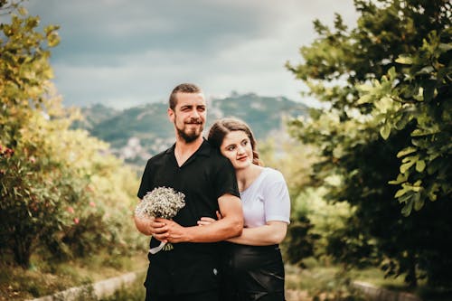 Foto profissional grátis de abraçando, alegria, ao ar livre