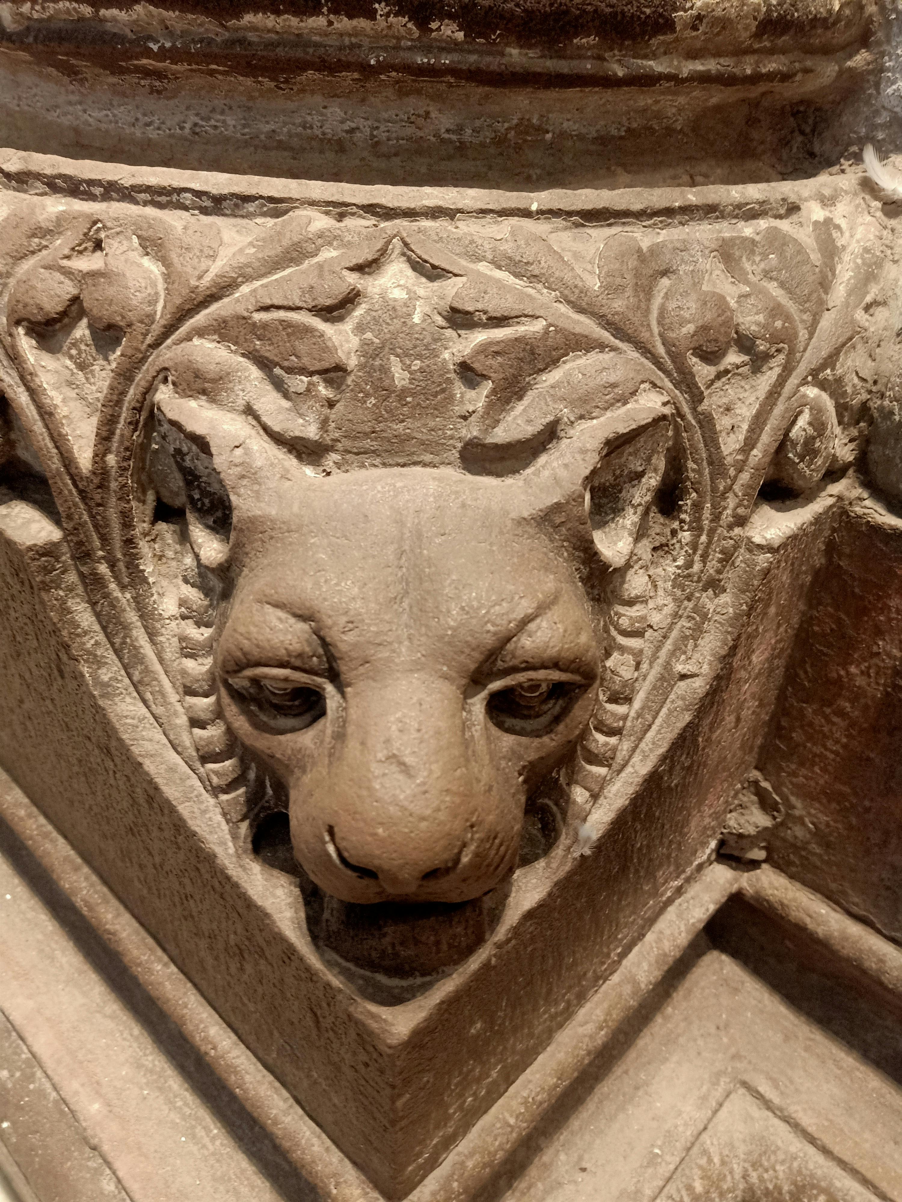 إنسان ينظر إلى شاشة تعرض وجهًا رقميا