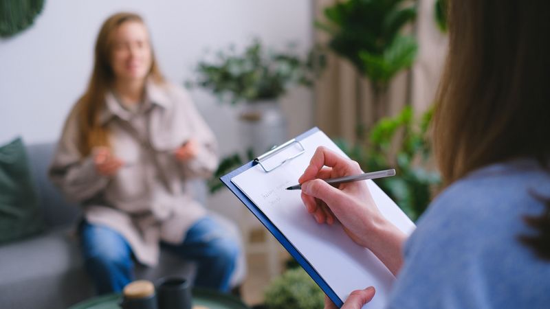 Unordentlicher Schreibtisch mit Papierlisten und Notizen