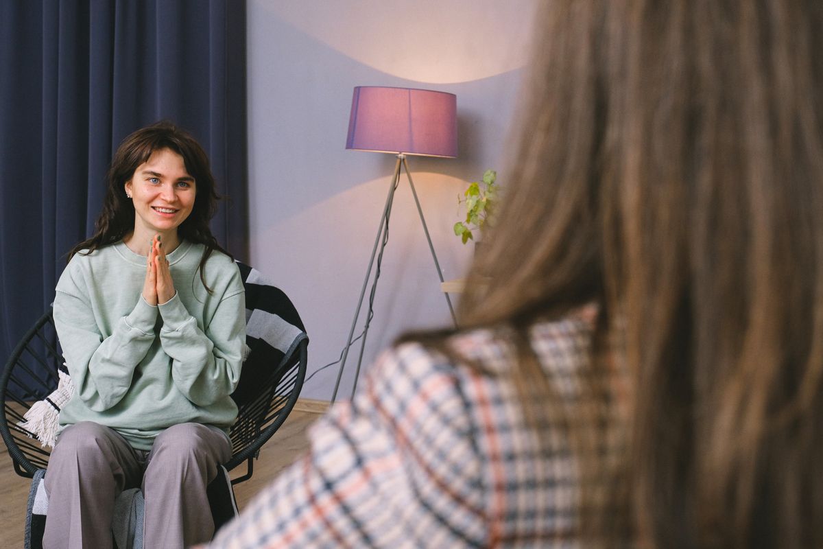 Atelier d'expression créative et de réhabilitation cognitive animé par un éducateur spécialisé