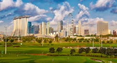 新加坡天际线的壮丽景色中，滨海湾金沙和郁郁葱葱的高尔夫球场尽收眼底