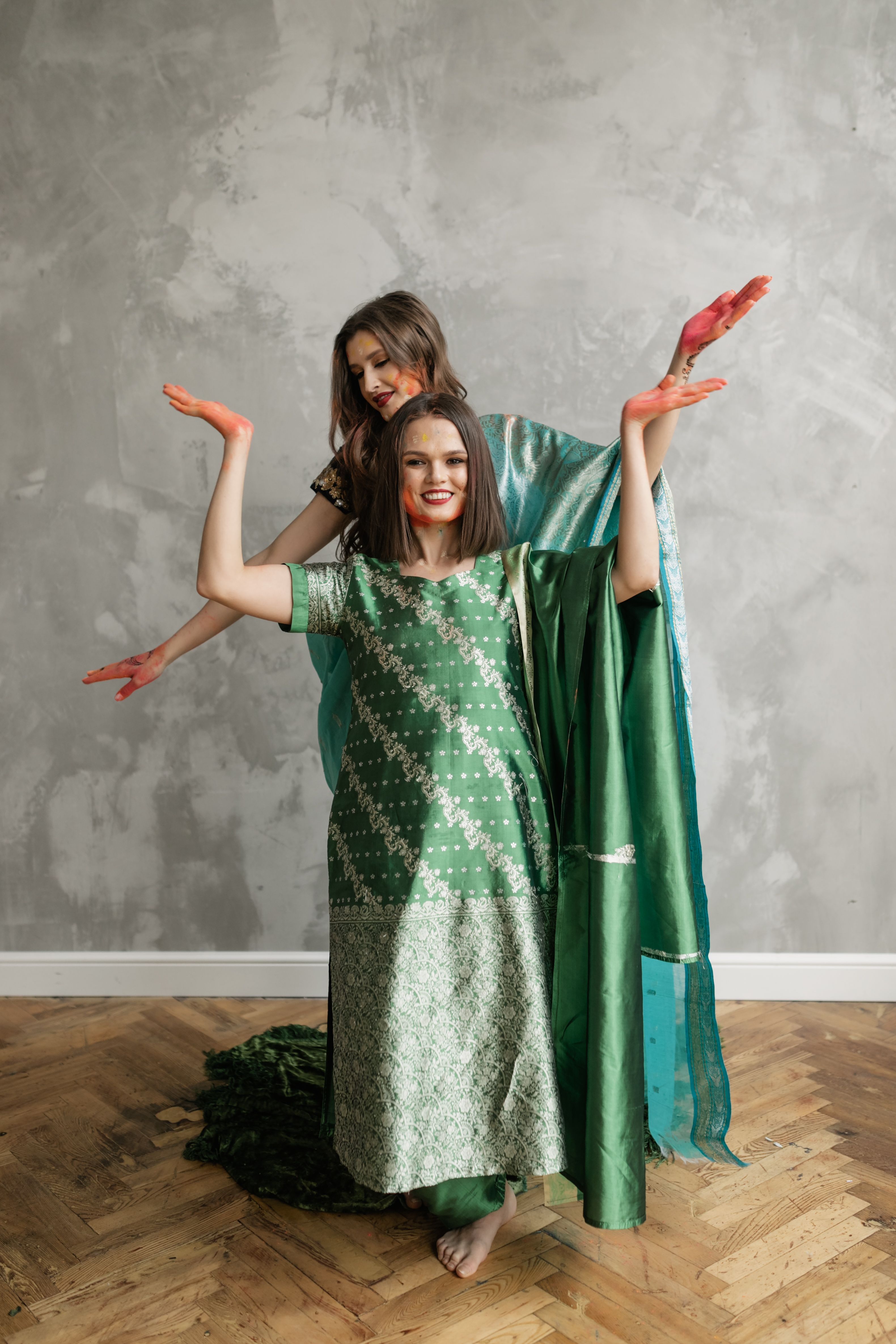 Free Women in Green Saree with Holi Powder on their Hands Stock Photo