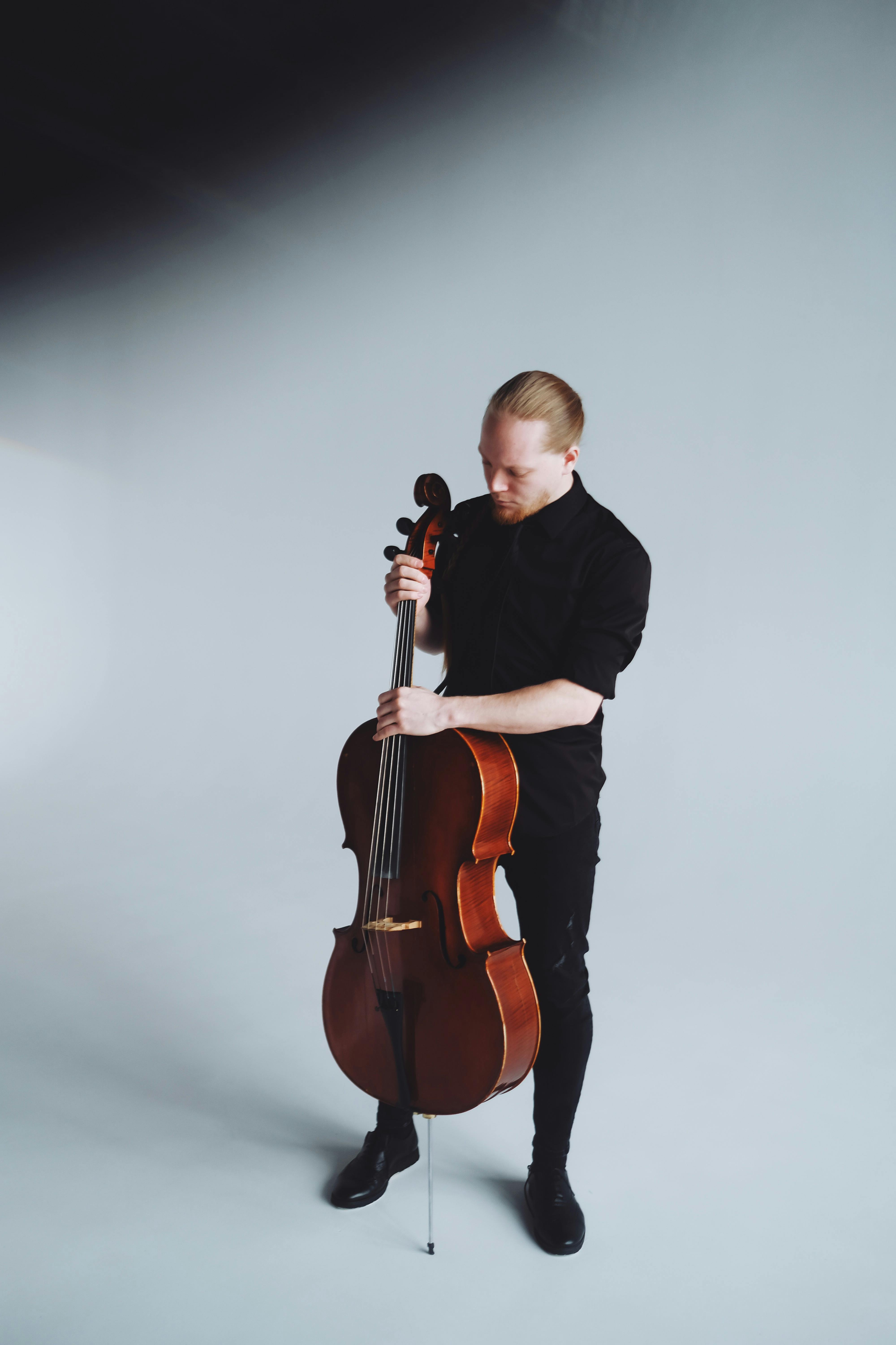 Foto de stock gratuita sobre chelo, hombre, instrumento musical, músico,  sesión de estudio, tiro vertical