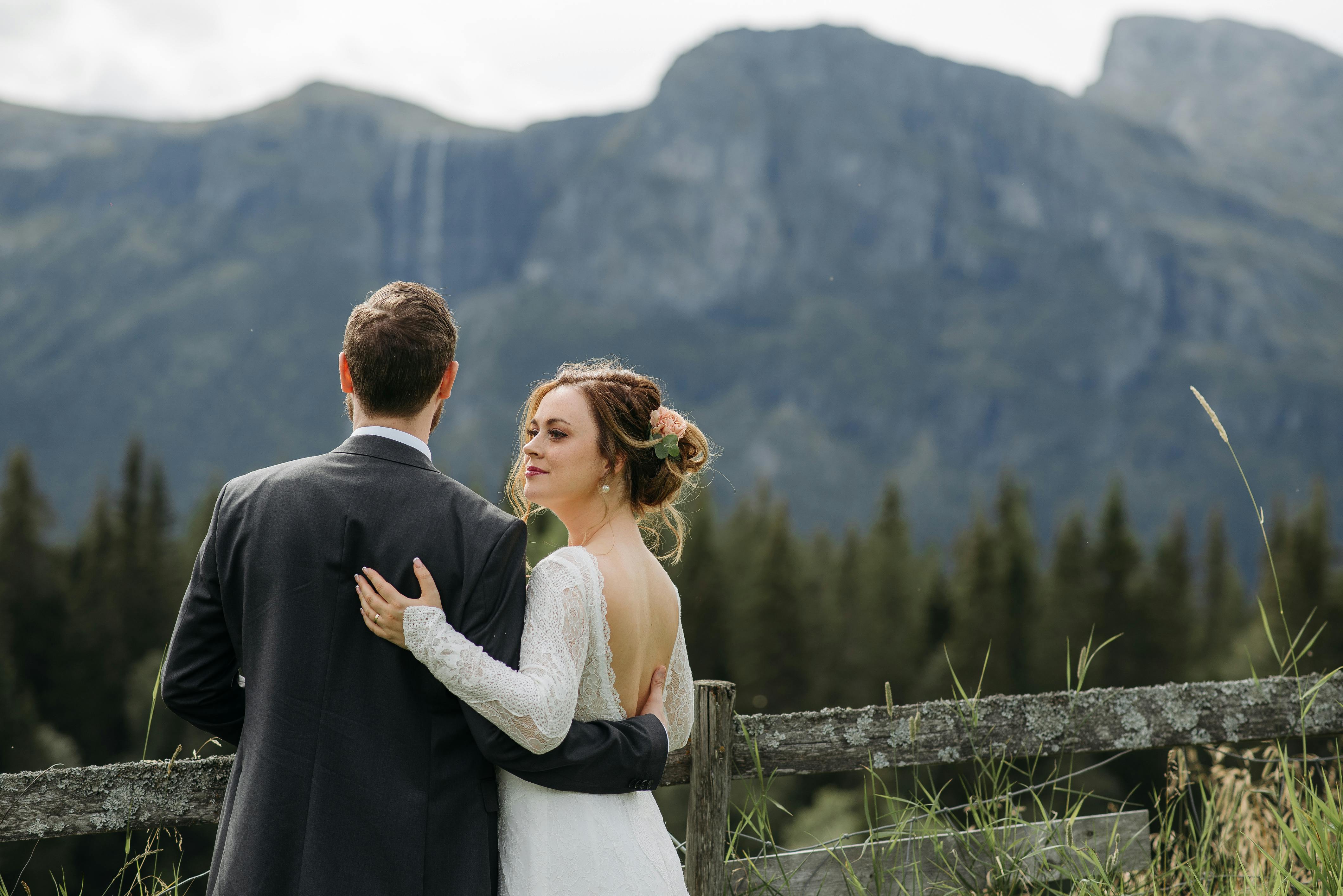 Red barn ceremony with mountain backdrop - cheap wedding venues winchester va