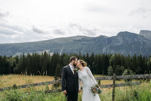 Gratis lagerfoto af bjerge, brudekjole, bryllupsfotografering