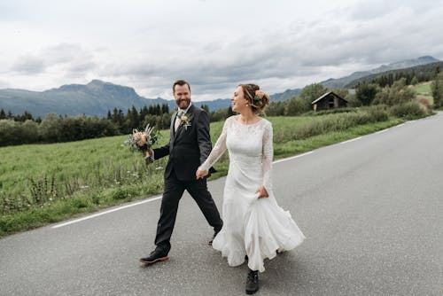 Kostenloses Stock Foto zu anzug, berge, bräutigam