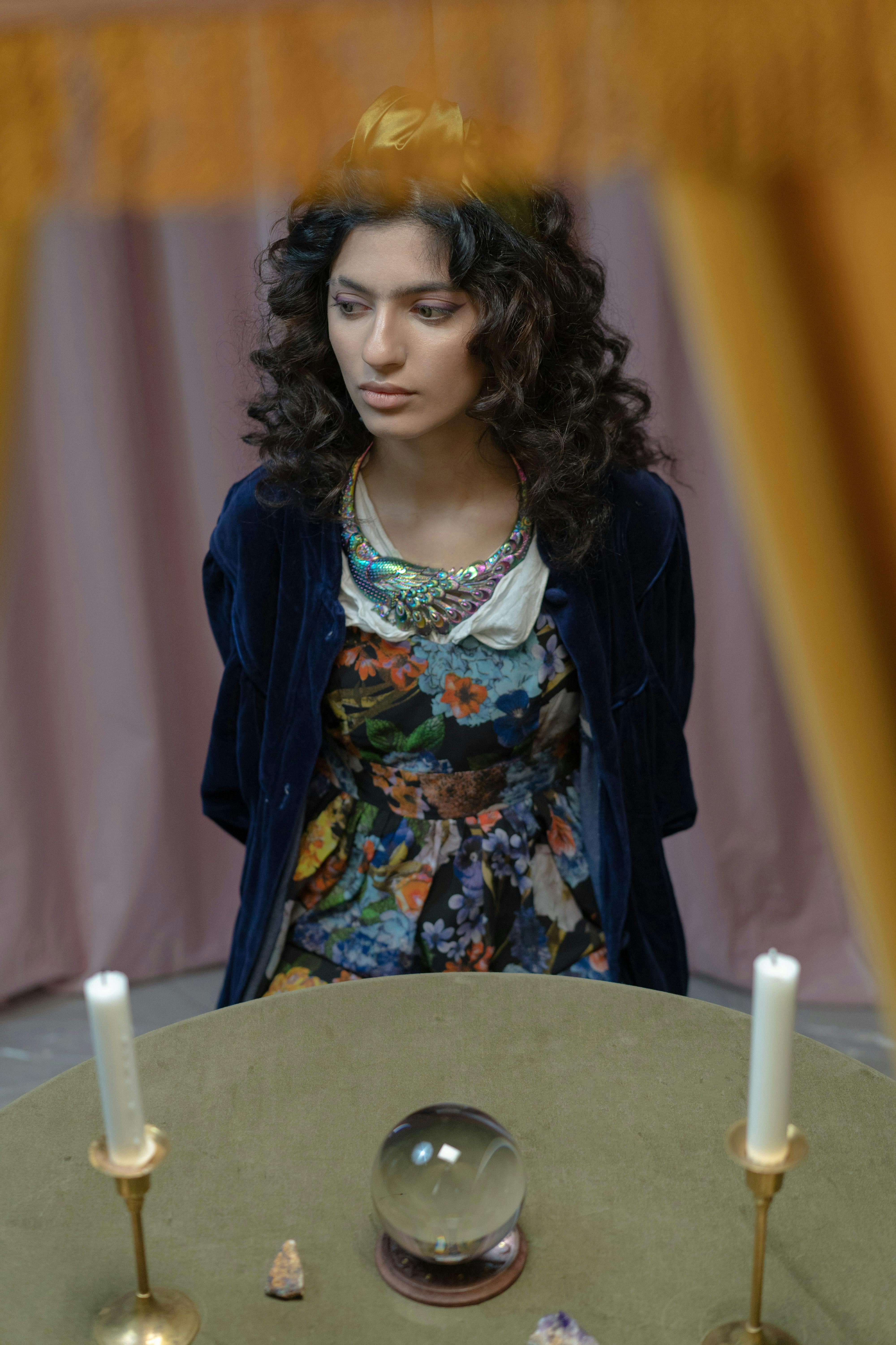 Gratis Immagine gratuita di #interno, abito multicolore, atmosfera misteriosa Foto a disposizione