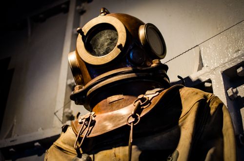 Free A vintage diving suit displayed in a museum, reflecting historical maritime exploration. Stock Photo