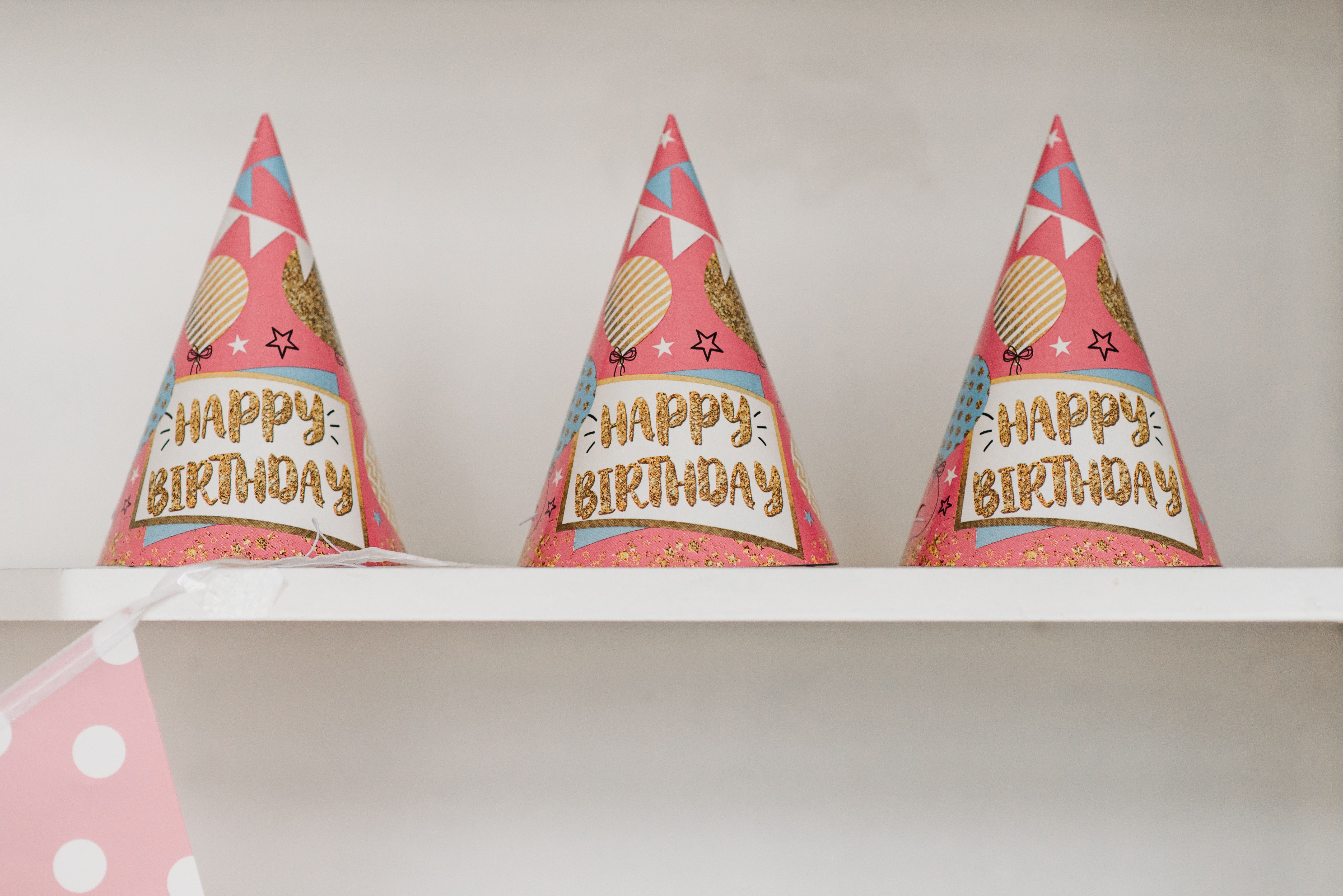 Chapéus de festa de aniversário decorados com cores vibrantes, ideal para celebrações infantis ou eventos comemorativos.