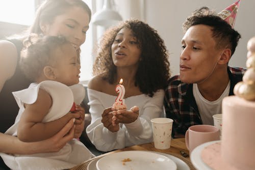 アフリカ系アメリカ人の女の子, お祝い, カップケーキの無料の写真素材