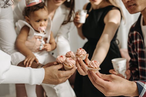 Foto profissional grátis de bebezinha, cupcakes, delicioso