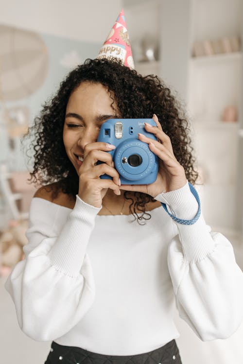 Gratis stockfoto met Afro-Amerikaanse vrouw, camera, een foto maken